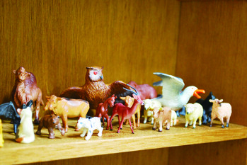 05 【写真（下）】Miniature toys for sandplay therapy.jpg