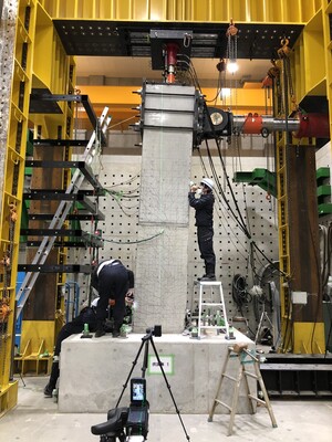 大型鉄筋コンクリート柱模型の載荷実験 _地球工学科.JPG